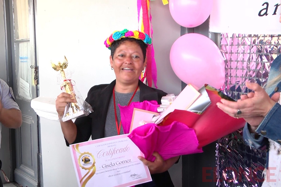 Gisela G&oacute;mez toc&oacute; las campanadas de esperanza (foto Elonce)