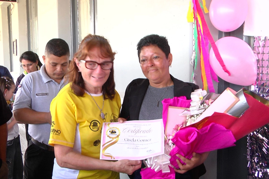 Gisela G&oacute;mez toc&oacute; las campanadas de esperanza (foto Elonce)