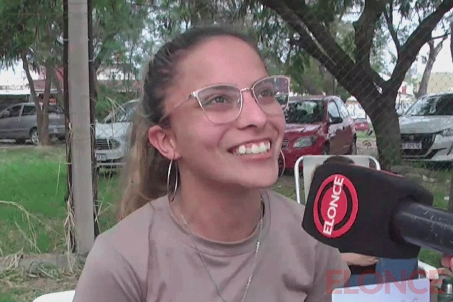 Estudiante muestra su emprendimiento.