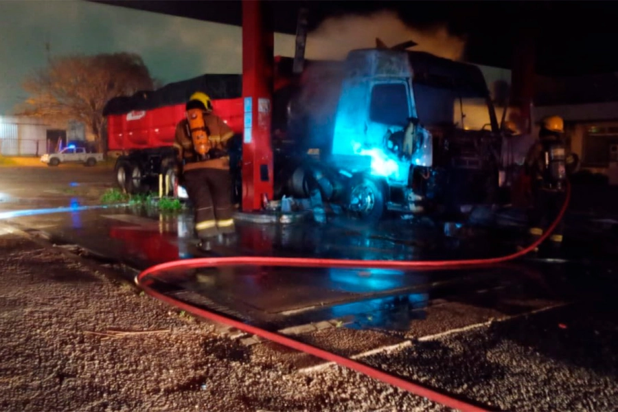 Se incendi&oacute; un cami&oacute;n en estaci&oacute;n de servicio del Acceso Norte de Paran&aacute;