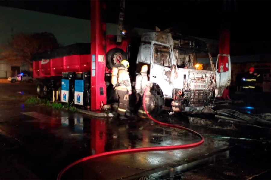 Se incendi&oacute; un cami&oacute;n en estaci&oacute;n de servicio del Acceso Norte de Paran&aacute;