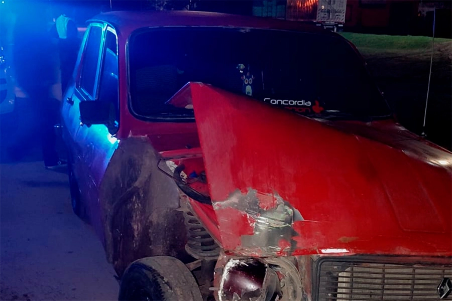 Un auto choc&oacute; a una camioneta estacionada en localidad entrerriana