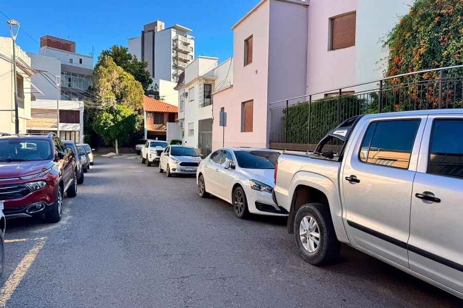 Veh&iacute;culos estacionados en zonas no permitidas (foto Elonce)
