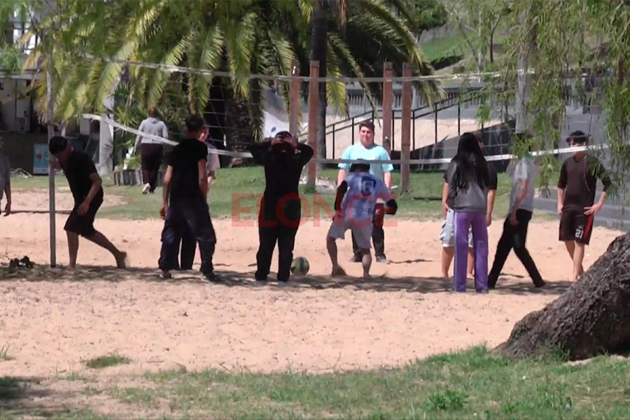 El v&oacute;ley fue la disciplina elegida por gurises y gurisas. Foto: Elonce.