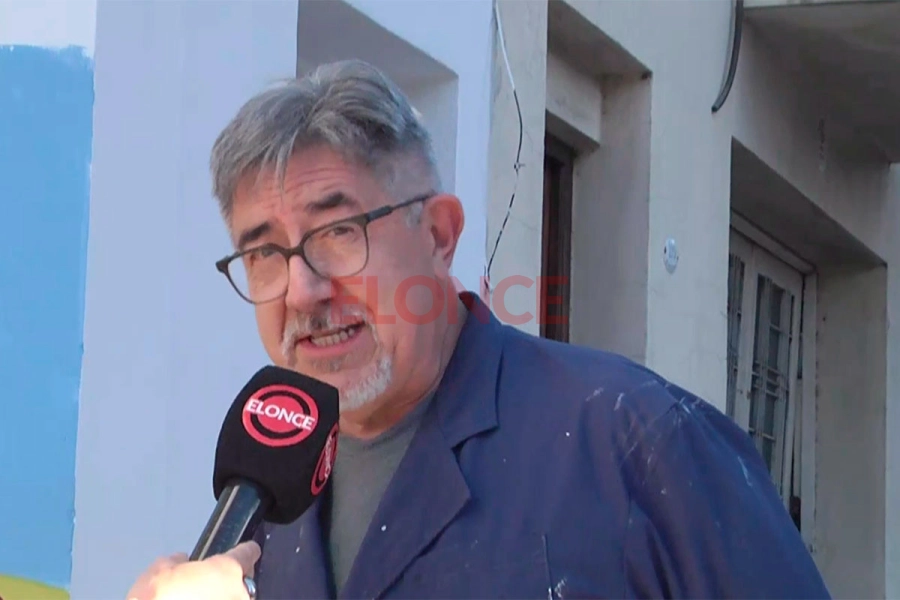 Jorge Ruiz, el artista que realiz&oacute; el mural. Foto: Elonce.