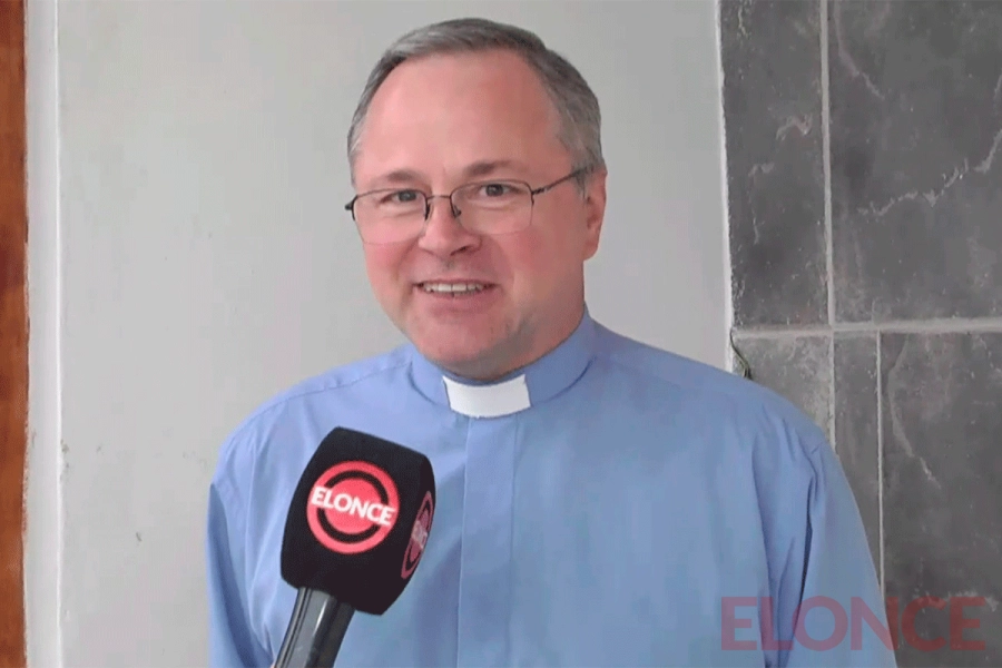 Padre Walter Minigutti.