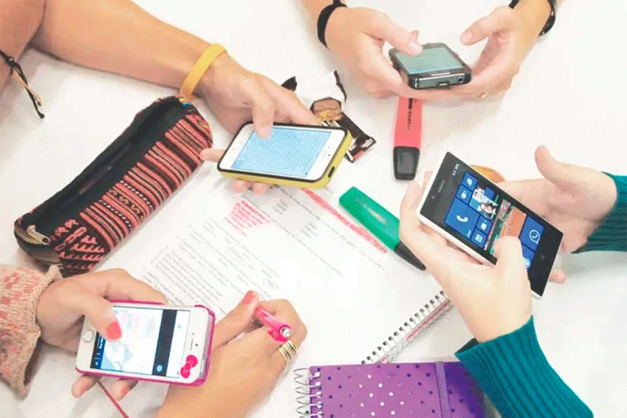 Uso de celulares en escuelas: cada comunidad educativa fija sus reglas