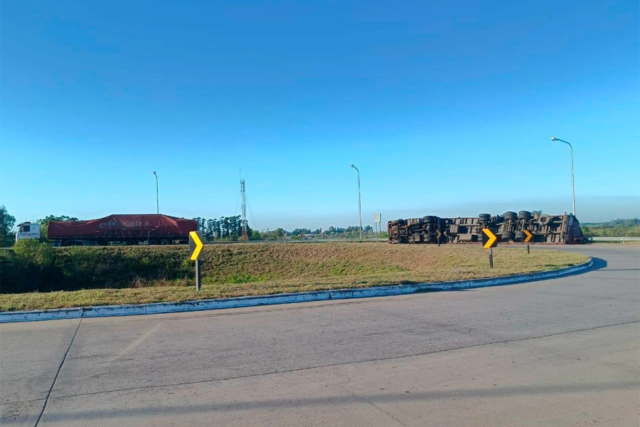 Vuelco de cami&oacute;n en cruce de rutas 135 y 14 (foto San Jos&eacute; Opina)