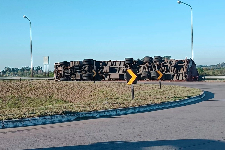 Vuelco de cami&oacute;n en cruce de rutas 135 y 14 (foto San Jos&eacute; Opina)