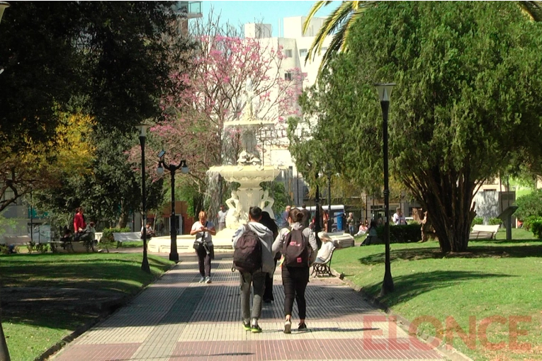 La Plaza San Miguel es el eje del nuevo episodio del podcast "Caminemos por Paraná"