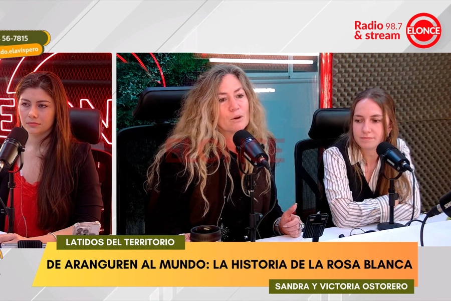 Madre e hija dialogaron con Roc&iacute;o Corrales, una de las conductoras de Moviendo el Avispero. Foto: Elonce.