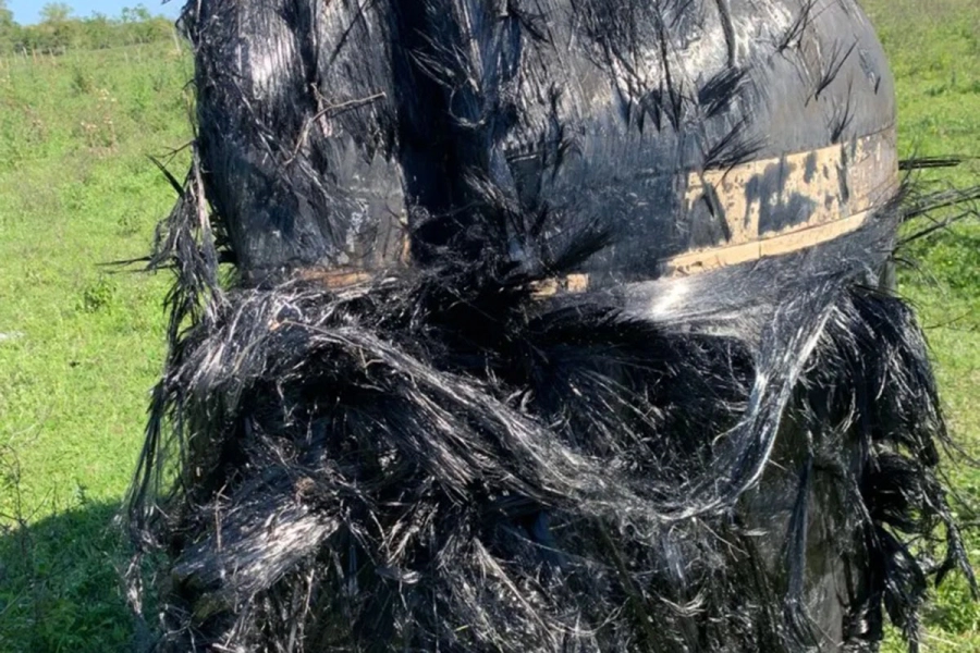 Enorme objeto metálico que se incrustó en un campo