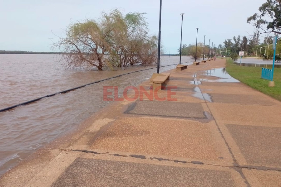 El r&iacute;o Uruguay avanza en Concordia (foto Elonce)