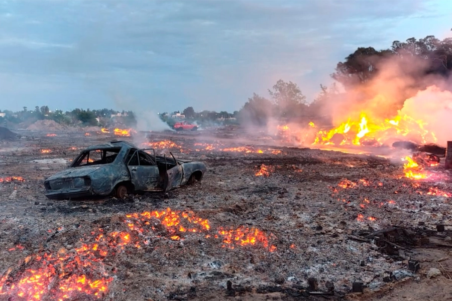 Voraz incendio en un predio de pallets en Gualeguaych&uacute;- R2820