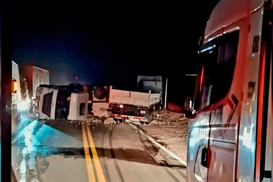 Chocaron dos camiones: uno volc&oacute; y la Ruta 7 qued&oacute; cortada