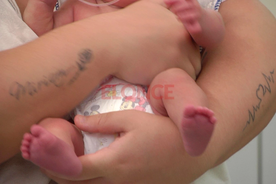 Uno de los beb&eacute;s internados en la Neo del San Roque (foto Elonce)