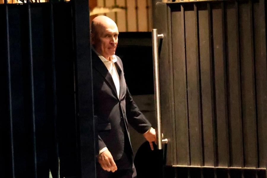 Espert saliendo de Olivos. (Foto: Clar&iacute;n).