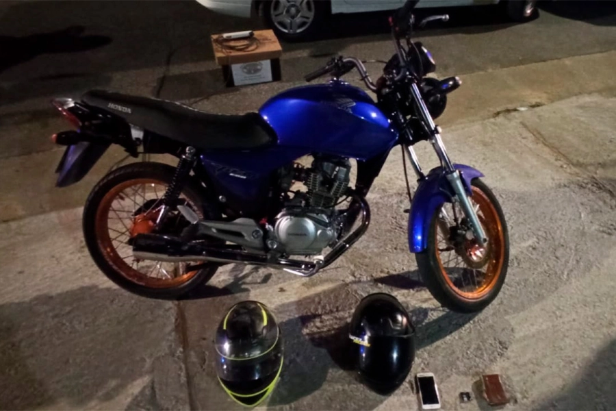 Dos j&oacute;venes arrojaron un bolso con un kilo de marihuana al ser interceptados