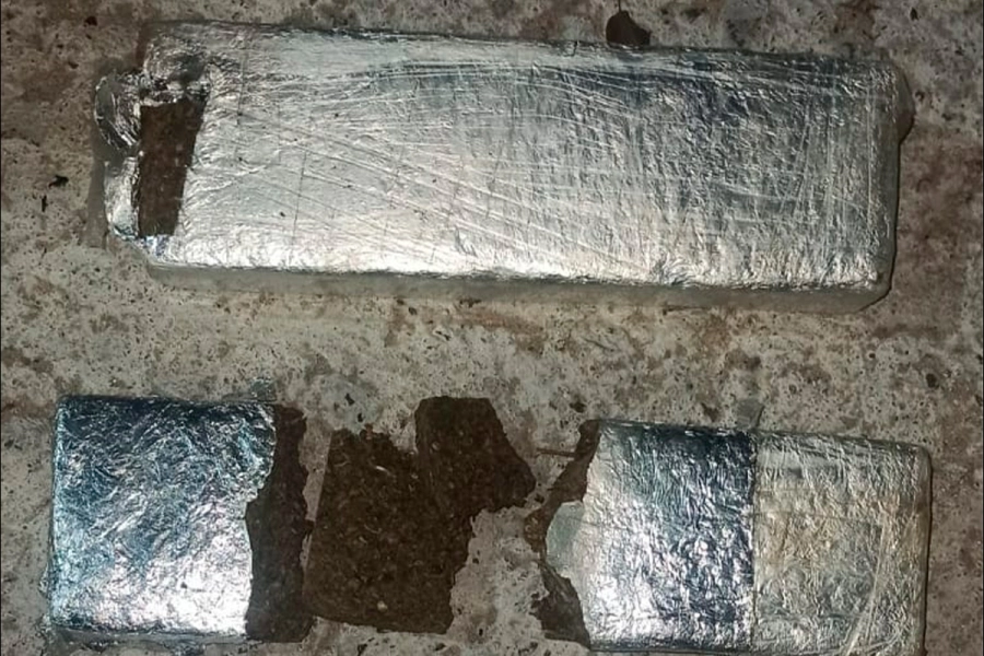 Dos j&oacute;venes arrojaron un bolso con un kilo de marihuana al ser interceptados