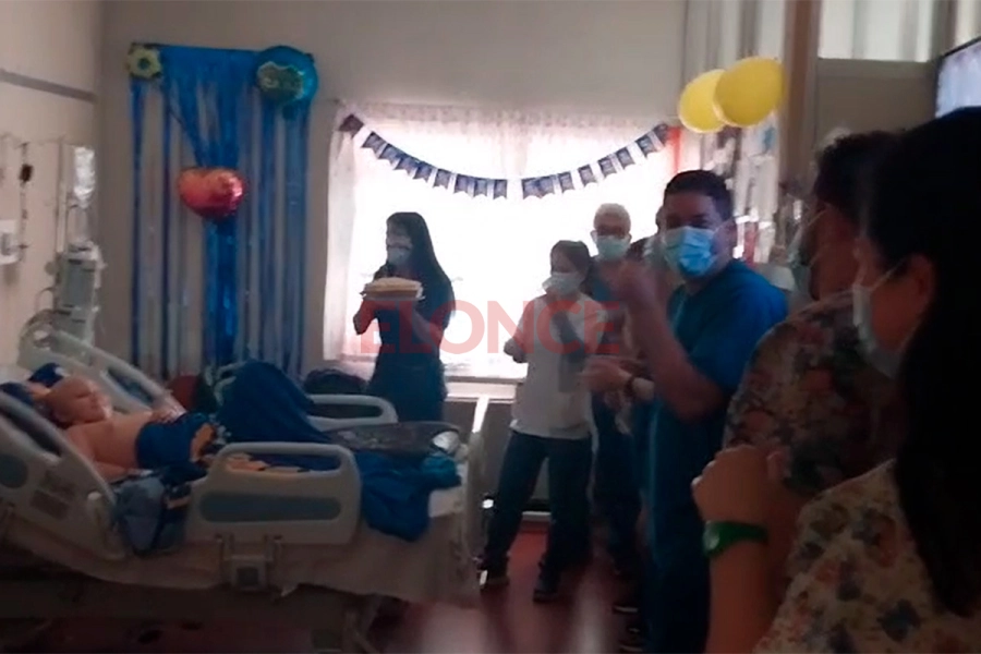 En medio de su tratamiento, El&iacute;as cumpli&oacute; 10 a&ntilde;os y los m&eacute;dicos lo hicieron inolvidable