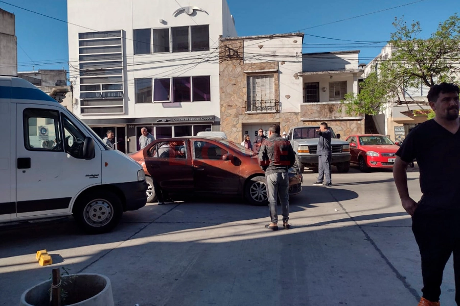 Parto de emergencia frente al San Roque (foto Elonce)