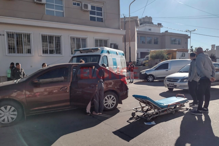 Parto de emergencia frente al San Roque (foto Elonce)