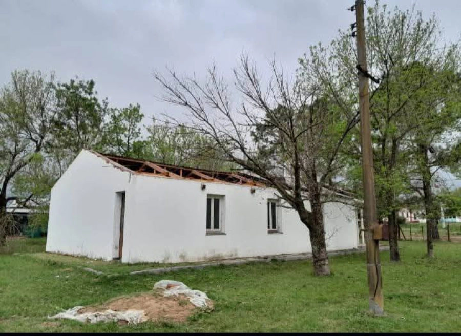 La tormenta vol&oacute; el techo de la Capilla Sagrada Familia de Arroyo Molino (foto Arriba Noticias)