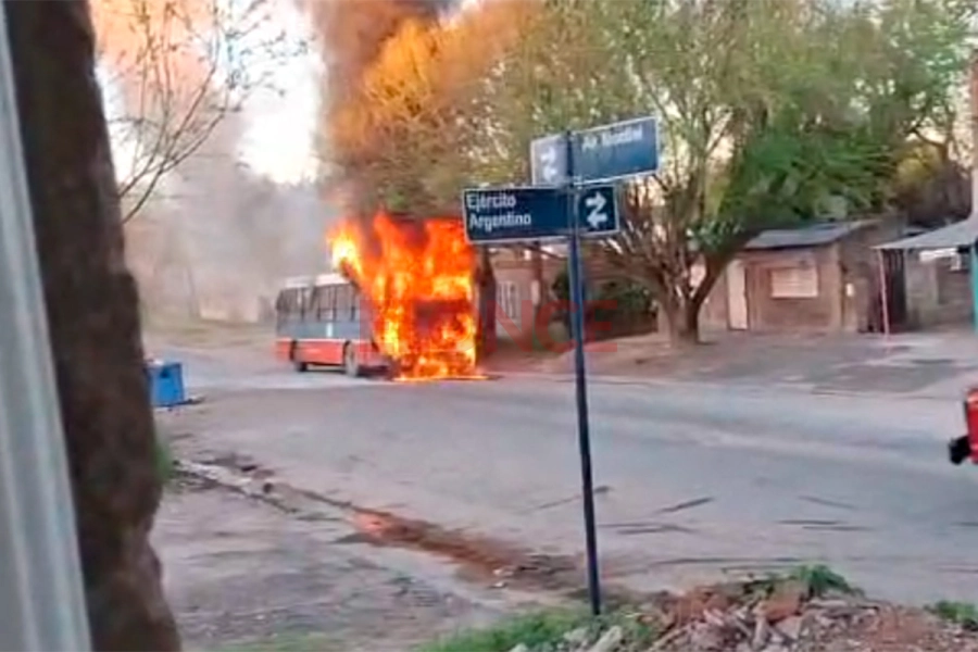 Se incendi&oacute; un colectivo en Paran&aacute;- Elonce