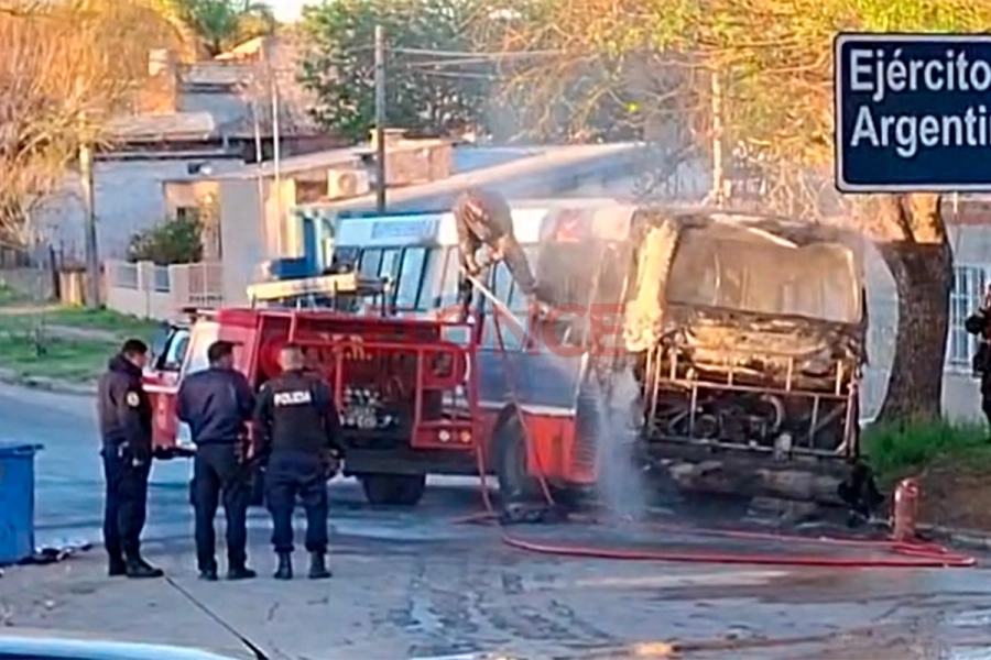 Se incendi&oacute; un colectivo en Paran&aacute;-Elonce