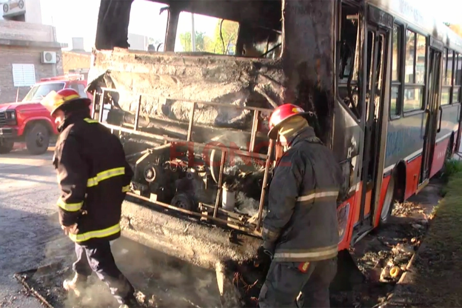 Se incendi&oacute; un colectivo en Paran&aacute;-Elonce