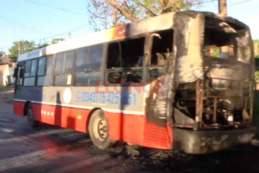 Se incendi&oacute; un colectivo en Paran&aacute;-Elonce