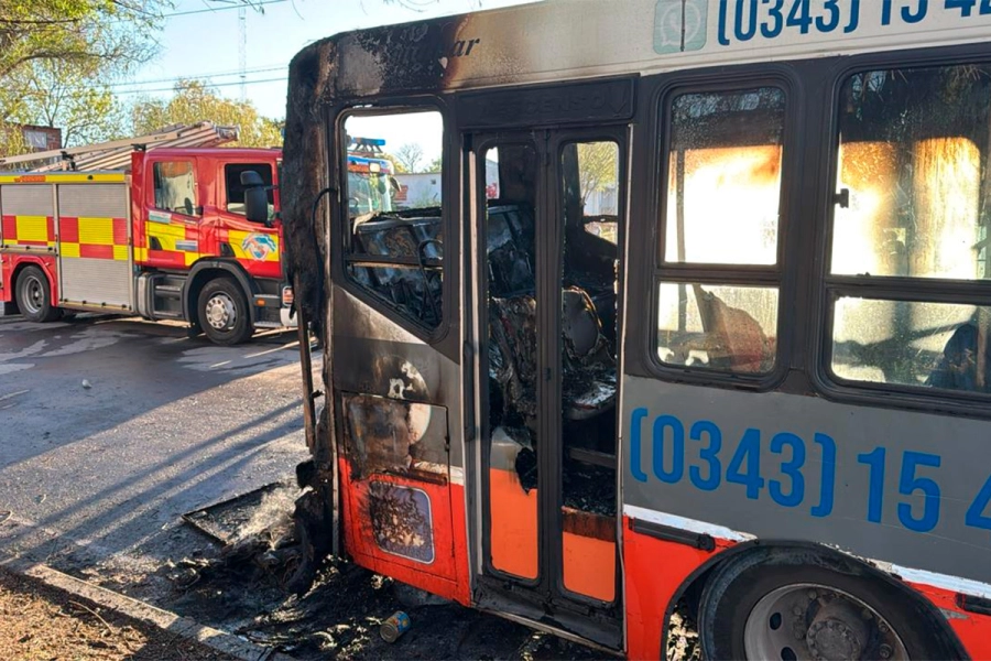 Se incendi&oacute; un colectivo en Paran&aacute;- Bomberos Voluntarios
