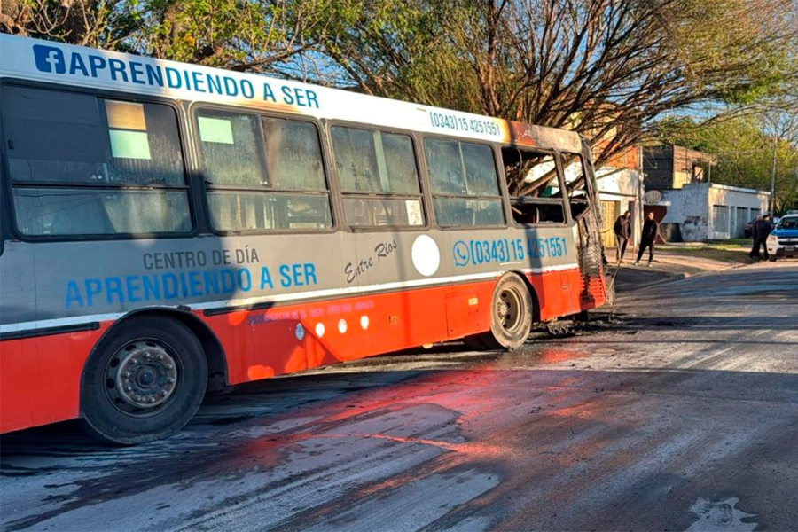 Se incendi&oacute; un colectivo en Paran&aacute;- Bomberos Voluntarios