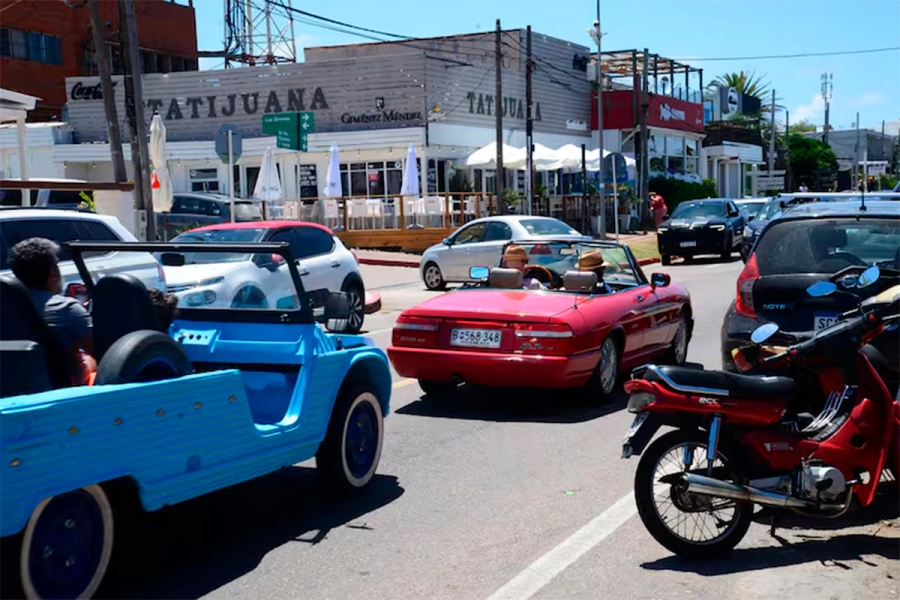 Transito en ruta 10, La Barra, verano 2024-2025 (foto Natalia Ayala / La Naci&oacute;n)