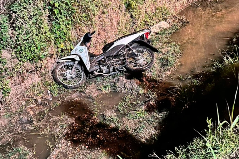 Un joven motociclista fue hallado muerto en una cuneta: tenía droga y más de $300.000