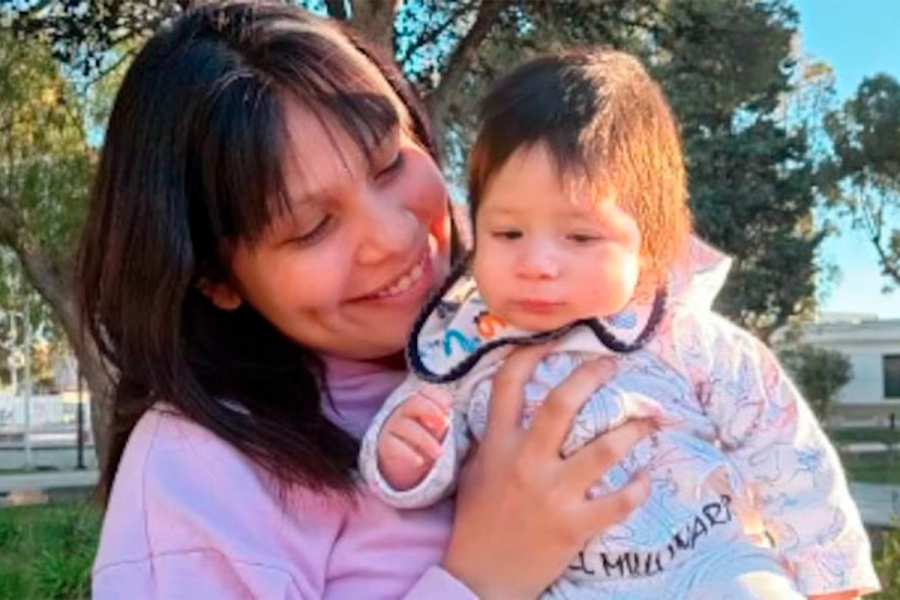 El&iacute;as Mateo, el beb&eacute; de un a&ntilde;o y cuatro meses que muri&oacute; tras el vuelco en Puerto Madryn, junto a su mam&aacute;. (Foto: gentileza Bianca Vargas).