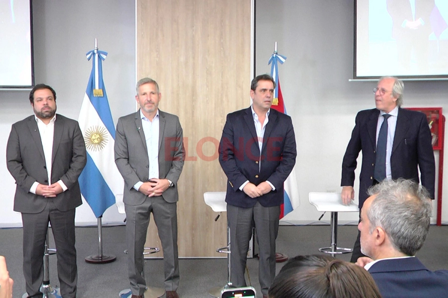 Ministro de Gobierno y Trabajo, Manuel Troncoso; Gobernador Rogelio Frigerio; ministro del Interior de la Naci&oacute;n, Lisandro Catal&aacute;n; y secretario de la Justicia Nacional Electoral, Gustavo Zonis (foto Elonce)
