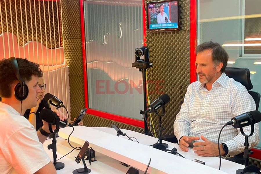 Dalila Luquesi y Teo Sachsel Furman entrevistaron al candidato de ALLA. Foto: Elonce.