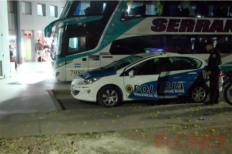 Violenta agresión en la Terminal de Ómnibus de Paraná: una mujer en situación de calle golpeó a un policía