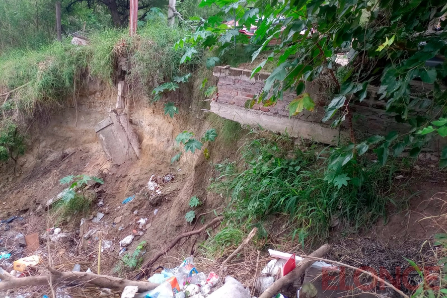 Desmoronamientos en calle Gal&aacute;n al final de Paran&aacute; (foto Elonce)
