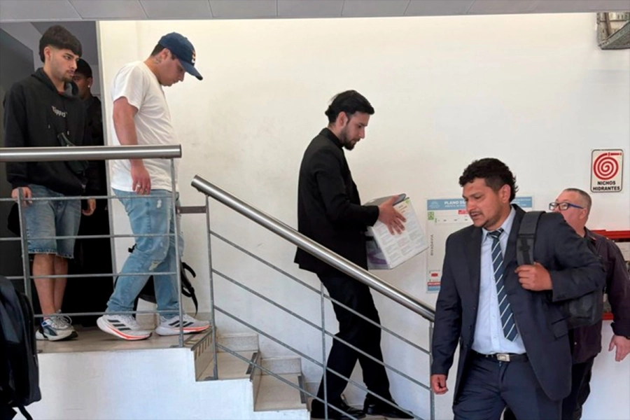 El allanamiento en la oficina. (Clar&iacute;n)