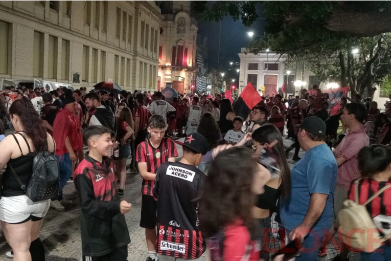 Gran banderazo de los hinchas de Patronato en apoyo al plantel: 