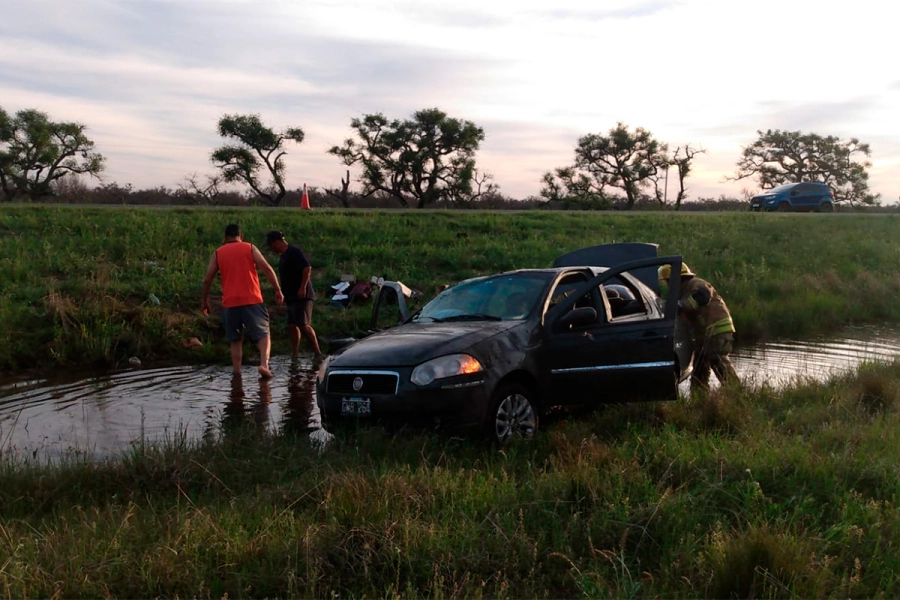 Revent&oacute; un neum&aacute;tico y volc&oacute; en la Ruta 12: dos hombres heridos