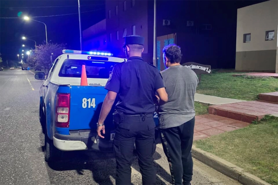 Pareja discuti&oacute; por dinero y descubrieron que el hombre ten&iacute;a un arsenal de armas en su casa