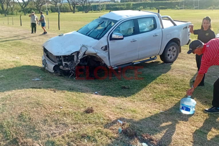 Conductor perdió el control de su camioneta y volcó en la sede de un club en Paraná