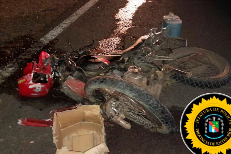 Motociclista está grave tras chocar con camión que hizo maniobra indebida en Ruta 130