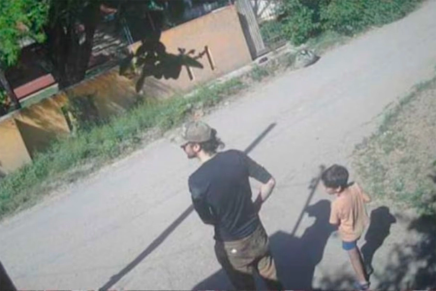 Las c&aacute;maras de seguridad registraron el momento de la huida de Laurta con su hijo Pedro tras el terrible doble femicidio