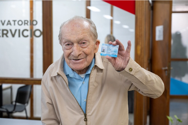 A los 100 años renovó su licencia de conducir: “Todavía puedo manejar mi auto