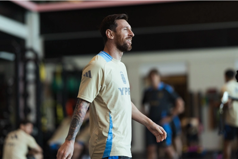 Argentina enfrenta a Puerto Rico: con Messi en duda y un debut, así formaría la Selección