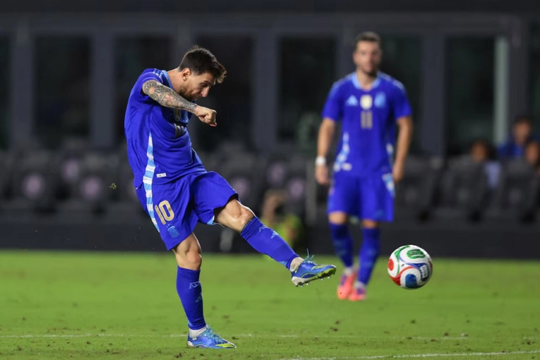 Argentina goleó 6-0 a Puerto Rico con una destacada actuación de Messi
